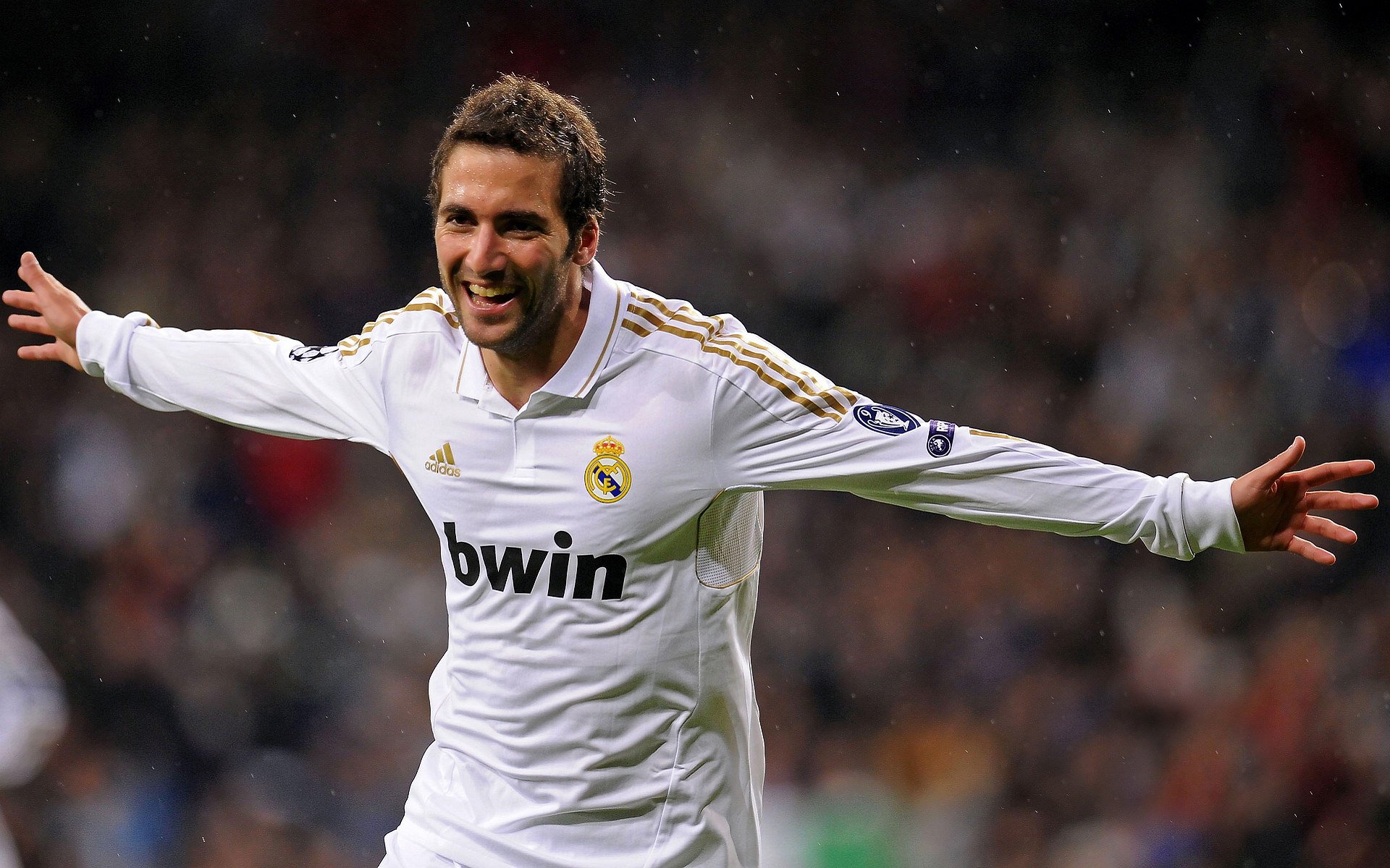 詹姆斯与90激战皇家马德里分钟,锐不可当胜负难料!Rookie焦点对战赛场气氛高涨