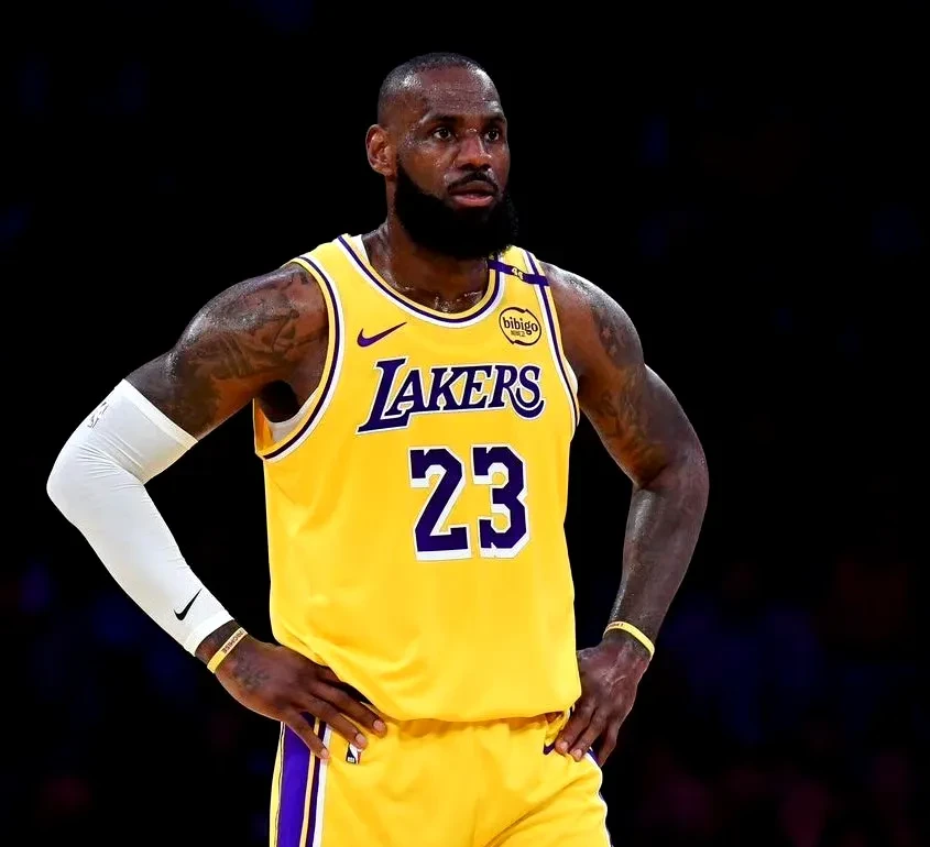 关于詹姆斯回归赛场，绝杀首场状态亮眼，拜仁观众沸腾！的信息